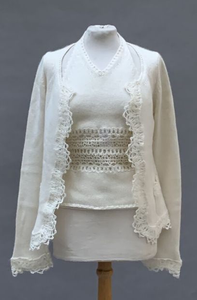CHANEL

Cashmere and lace twin set in ecru....