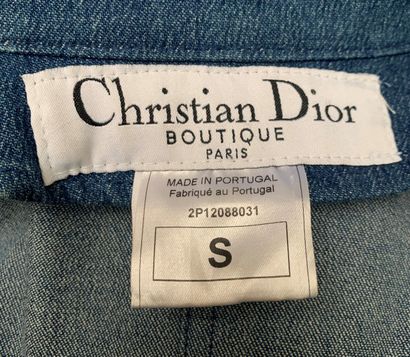 null 
Christian DIOR, Boutique

Trench coat for women in blue denim. White buttons....