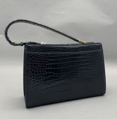 null Handbag trapezoidal shape in black leather crocodile style.

Length: 26 cm.