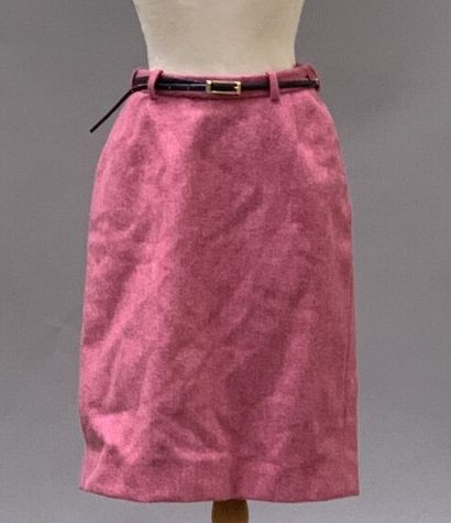 null Yves SAINT-LAURENT, Couture

Tailleur en laine rose comprenant une jupe droite...