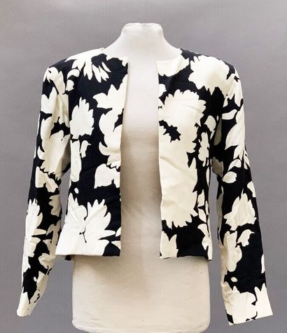 null Yves SAINT-LAURENT, Couture

Veste en soie à motifs de fleurs imprimées noir...