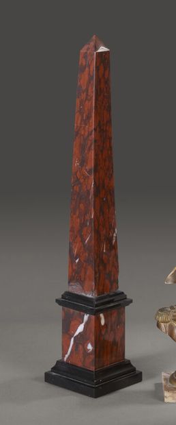 null Obélisque en marbre rouge et noir.

XIXe siècle.

Hauteur : 49 cm.

(Accidents...