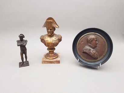 null NAPOLEON:

- Un buste en bronze doré, représentant l'Empereur Napoléon Ier en...