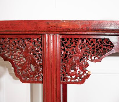 null Console Qiaotouan en bois laqué rouge, le plateau de forme rectangulaire aux...