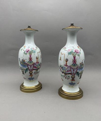 null Paire de vases montés en lampes en porcelaine à décor de symboles taoIstes et...