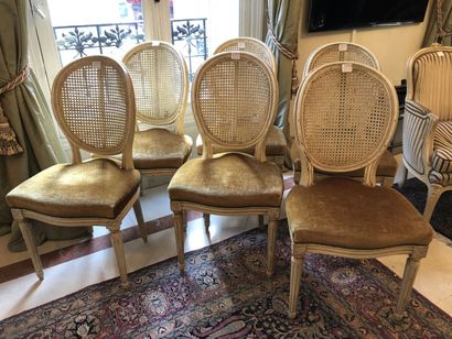 null Suite de 6 chaises de style Louis XVI à dossier médaillon canné en bois laqué...