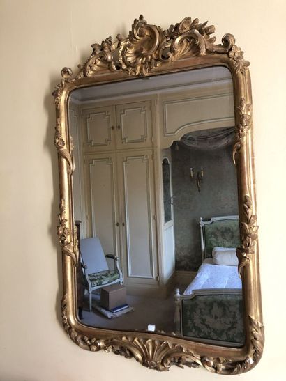 null Miroir de style Louis XV en bois sculpté et doré. Décor à coquilles et guirlandes...