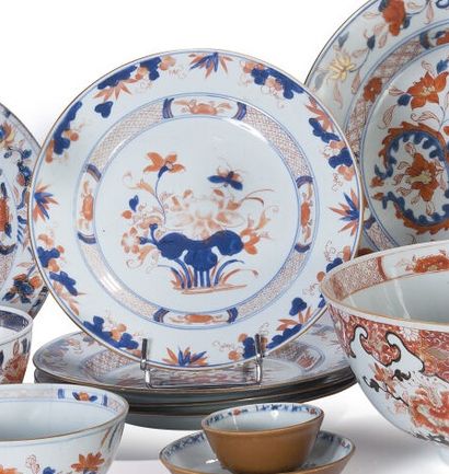 null Lot comprenant : 

- Quatre assiettes en porcelaine Imari à décor floral. 

Chine,...