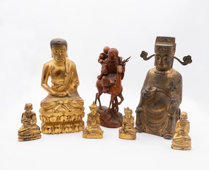 null Lot comprenant : 

-Deux statues Caishenye et bouddha en bois doré, 

- Quatre...
