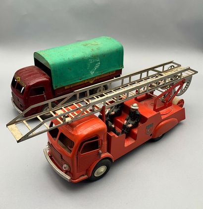 JRD. Lot comprenant: 
- Camion de pompiers...