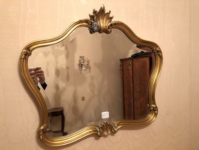 null Lot comprenant : 

- Un miroir chantourné à coquilles de style Louis XV

Hauteur...