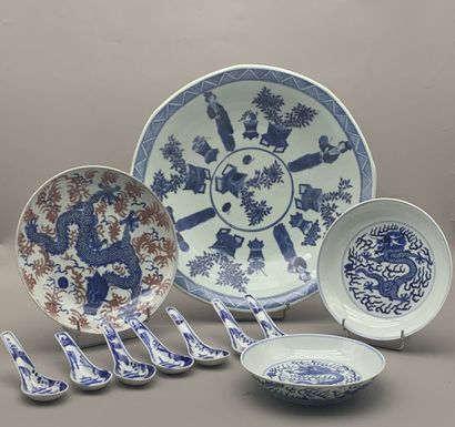 null 
Lot de porcelaines comprenant :




- Deux assiettes bleu et blanc à décor...