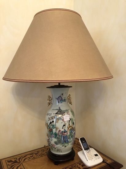 null 
Lot comprenant : 





- Un vase monté en lampe en porcelaine à décor polychrome....