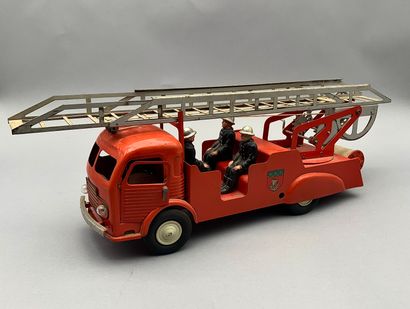 null JRD. Lot comprenant: 

- Camion de pompiers de 1ers Secours en tôle peinte et...