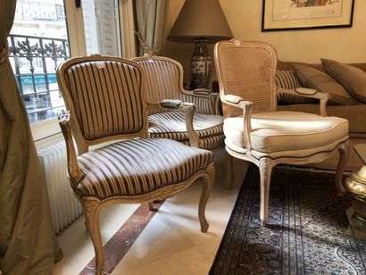 null Bergère et fauteuil de style Louis XV en bois laqué crème à décor de fleurettes....