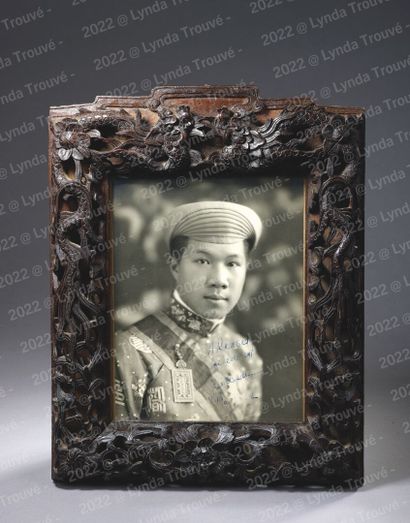 null 1932.

Règne de S.M l'Empereur Bao Daï (1926-1945).

Portait officiel de S.M...