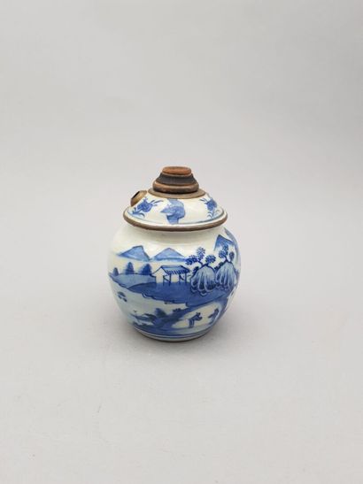 null Pipe à eau en porcelaine bleu blanc dit Bleu de Hue à décor d'un paysage lacustre...