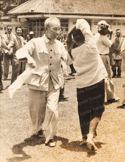null 1959

Photo de Presse de Ho Chi Minh en voyage Indonésie, dansant avec une jeune...