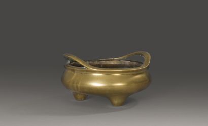 null Brûle-encens tripode en bronze doré à deux anses. Cachet Yu Tang Zhen Wan sous...