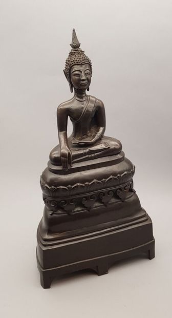 null Bouddha en bronze, assis en méditation dit dhyanasana sur une base en forme...