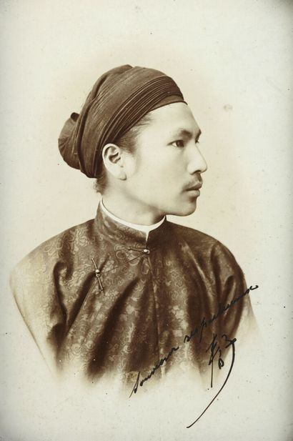 null 1900. Photographie originale encadrée de S.M. Hàm Nghi (1871-1944), empereur...
