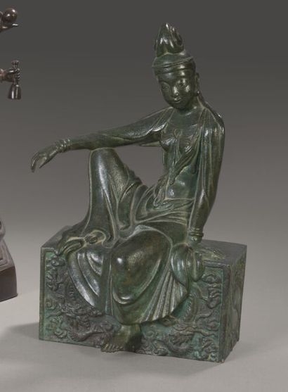 null Guanyin (bodhisattva Avalokiteshvara) assise en position de délassement. 

Bronze...