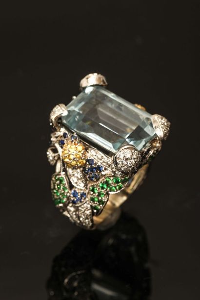 null Important 18K (750°/°°) white gold ring set with an aquamarine cut to degrees...