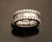 null Ring in 18K (750 °/°°) white gold set with baguette diamonds underlined by lines...