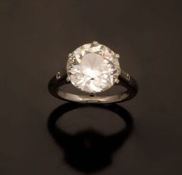 null Bague solitaire en platine 950 °/°° ornée d'un diamant de taille ancienne pesant...