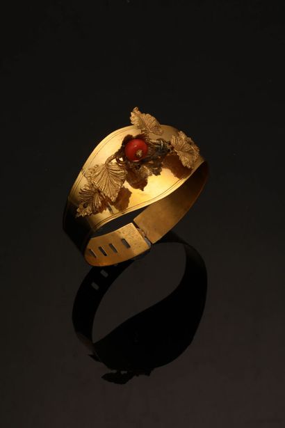null 
Bracelet jonc en métal doré orné d'un motif de branchage d'or ciselé et gravé...