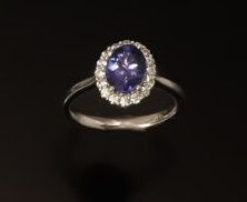 null Daisy ring in 18K (750 °/°°) white gold set with an oval tanzanite in a diamond...