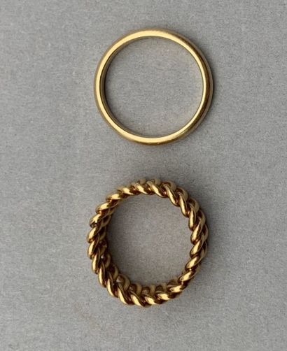 null Deux bagues en or jaune 18K (750 °/°°) : un anneau de fils tressés (tour de...