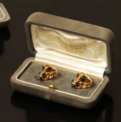 null Attributed to BOUCHERON

Cufflinks stirrup in 18K (750 °/°°) yellow gold and...