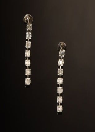null Paire de pendants d'oreilles en or gris 18K (750 °/°°) sertis de diamants baguettes...