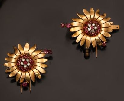 null MELLERIO dits MELLER, circa 1951

Two daisy brooches forming a double clip in...