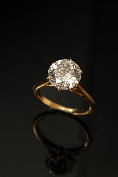 null Solitaire ring in 18K yellow gold (750 °/°°) set with a round brilliant-cut...