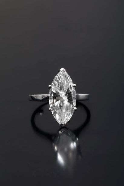  Bague en platine 950 °/°° ornée d'un diamant taillé en marquise pesant 2,93 carats....