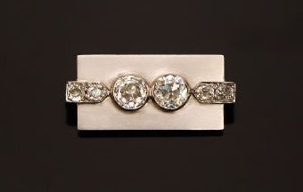 Brooch in 18K (750°/°°) white gold and 850°/°°...