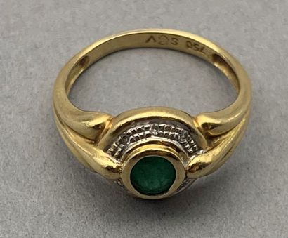 null Ring in 18K yellow gold (750 °/°°), decorated in its center with an emerald...