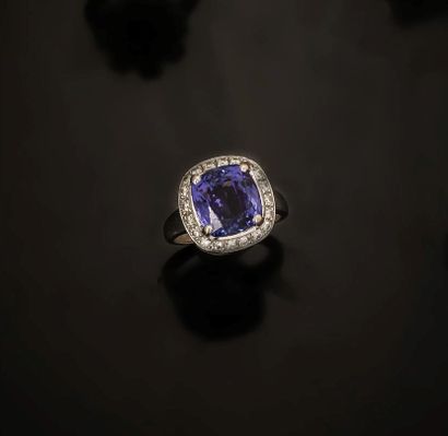 null 18K (750°/°°) white gold ring set with a cushion-cut tanzanite weighing approximately...