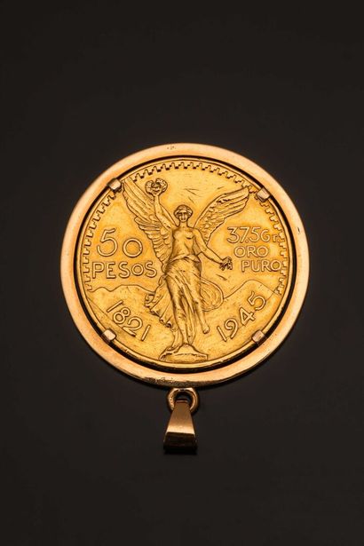 null Coin of 50 Pesos in 9K yellow gold (375 °/°°) set in medallion. Hallmark of...