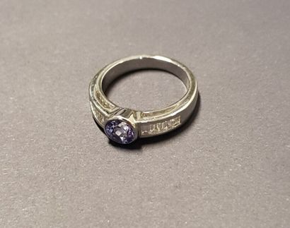null Ring in 18K white gold (750 °/°°) set with a round tanzanite and baguette diamonds.

Gross...