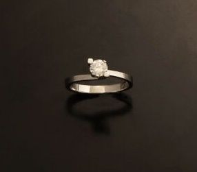 null Solitaire ring in 18K (750 °/°°) white gold set with a modern round brilliant-cut...