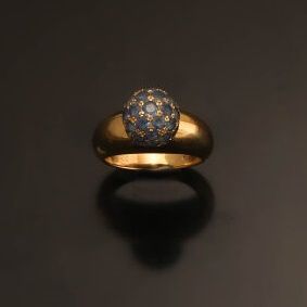 null POIRAY

18K (750°/°°) yellow gold ring set with a gold pearl and sapphires....