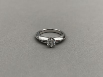 null Solitaire ring in 18K (750°/°°) white gold set with a modern round brilliant-cut...
