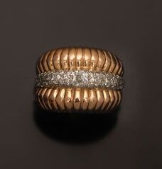 null Ring composed of three grooved gadroons in 18K (750°/°°) pink gold and 850°/°°...