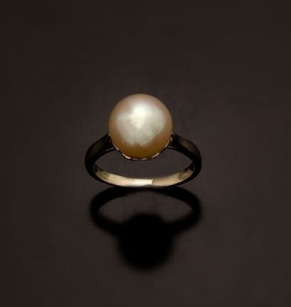 null Ring in 18K white gold (750 °/°°) decorated with a fine pearl. Dimensions: about...