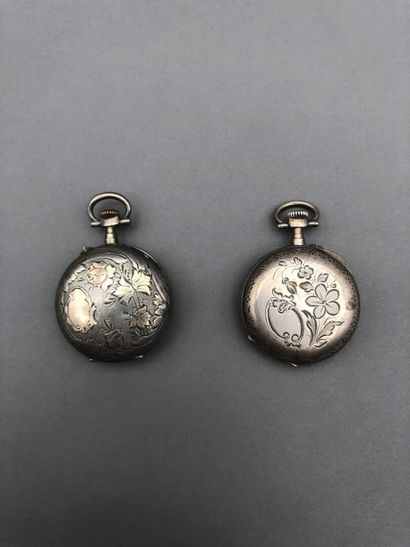 null Lot including: 

- A small pocket watch, silver case, the back with guilloche...