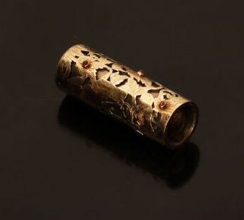 null BOUCHERON

Lipstick case in silver and vermeil sup. 800 °/°° openwork with autumnal...