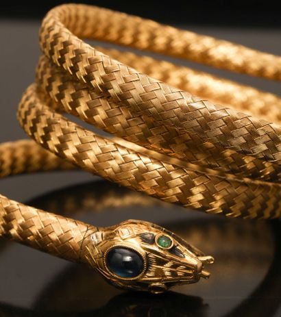  Bracelet serpent en tressage d'or jaune 18K (750 °/°°) formant trois tours, la tête...